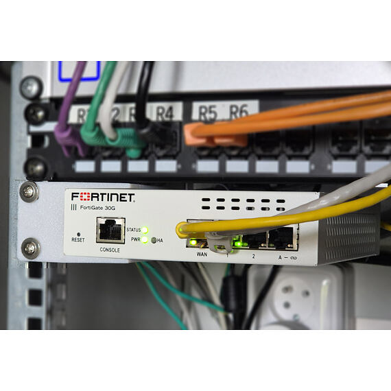 Rackmount pro firewally Fortinet Fortigate 30G a 31G s osazeným Fortigate 30G.