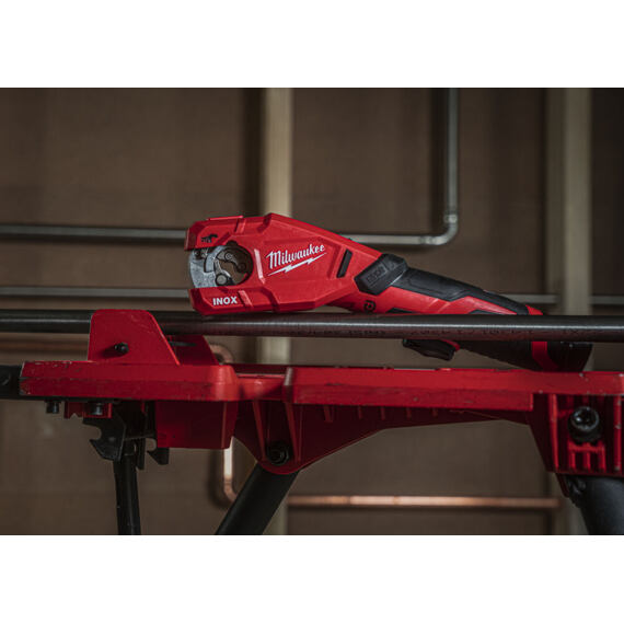 MILWAUKEE M12 PCSS-202C aku řezačka nerezových trubek 12V/2*M12 B2, pro průměr 12 - 28mm