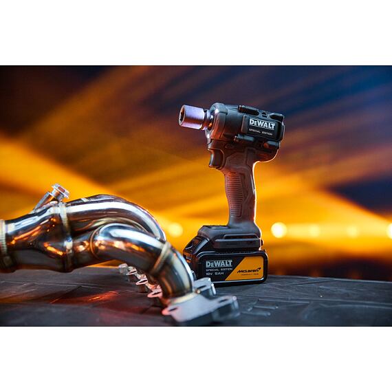 DeWalt DCF92MP2T aku rázový utahovák 18V/2*5Ah, 1/2", 610Nm, edice McLaren F1