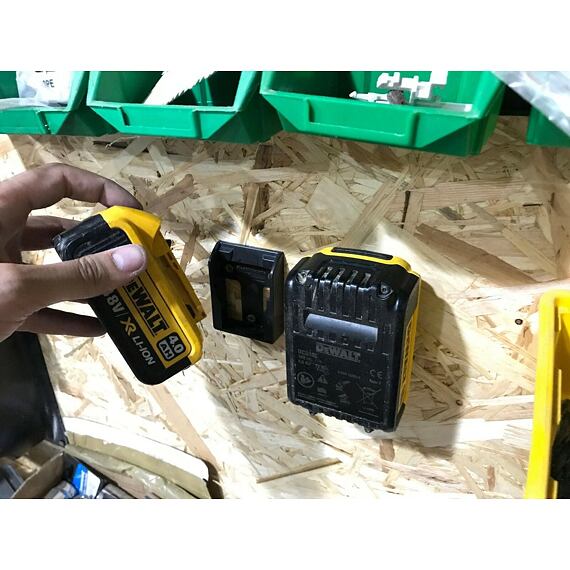 StealthMounts držák pro uložení akumulátorů DeWalt XR 18V i FLEXVOLT 60V, černý, 1ks