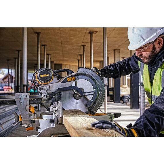 DeWalt DWS780 pokosová píla 1675W, rez 90°: 303*110mm, elektronika 1900-3800 ot/min, kotúč 305*30mm
