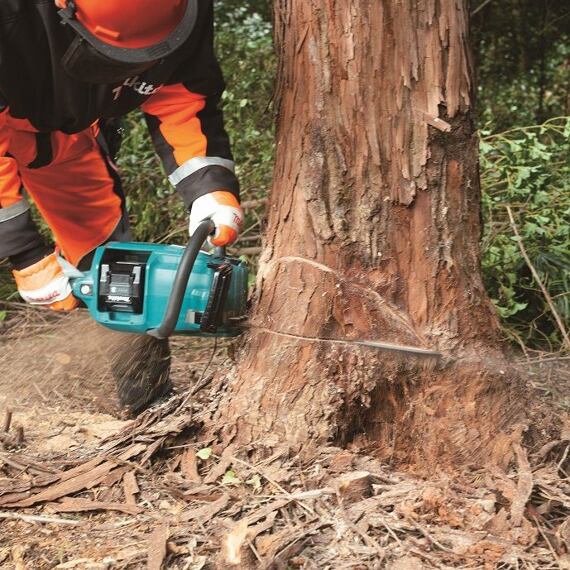 MAKITA UC011GZ - Vhodná pro kácení.