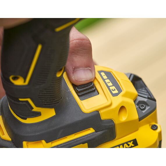 STANLEY SFMCF820D2K aku rázový utahovák 18V/2*2Ah, 190Nm, upínání 1/4" šestihran