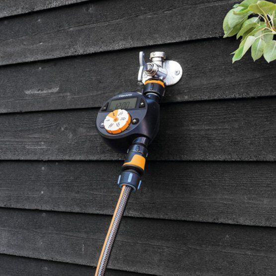 FISKARS 1054791 časovač zavlažovací digitální, 1 výstup, napájení 2*AA (nejsou součástí)