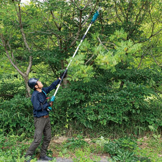 MAKITA DUA200Z01 aku vyvětvovací pila 18V LXT, dosah 1620mm + 2520mm, dělená hřídel, bez baterie