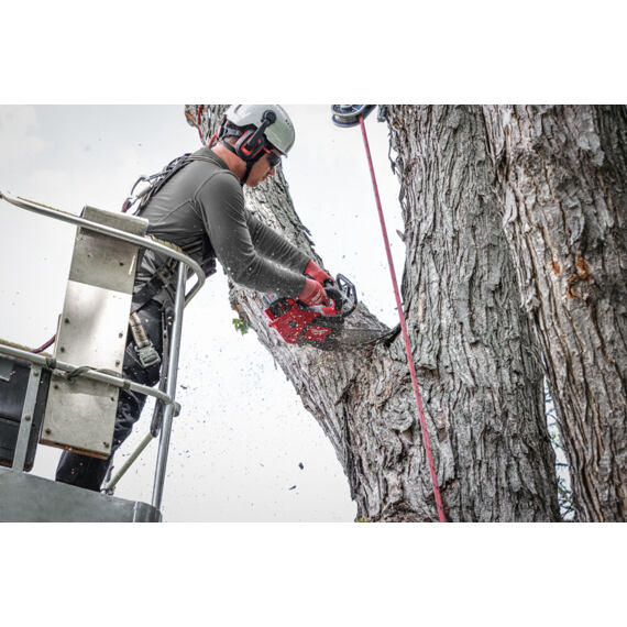 MILWAUKEE M18 FTHCHS35-802 aku řetězová pila s horní rukojetí, 18V/2*8Ah, lišta 35cm