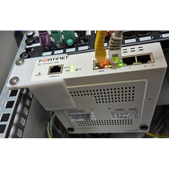 Rackmount pro firewally Fortinet Fortigate 30G a 31G s osazeným Fortigate 30G.