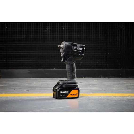 DeWalt DCF92MP2T aku rázový utahovák 18V/2*5Ah, 1/2", 610Nm, edice McLaren F1