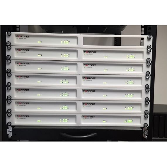 Praktické využití rackmountu od našeho zákazníka. Lab pro výuku Fortinet NSE kurzů.