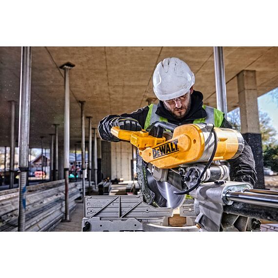 DeWalt DWS780 pokosová píla 1675W, rez 90°: 303*110mm, elektronika 1900-3800 ot/min, kotúč 305*30mm