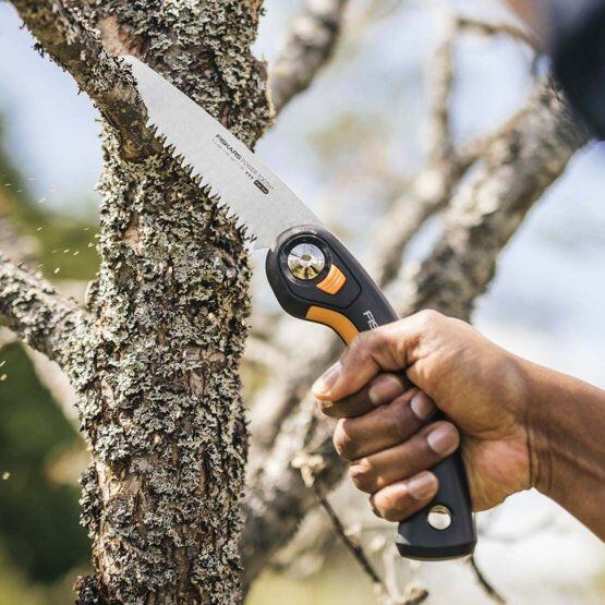 FISKARS pilka skládací Plus SW68, 27cm, 3 polohy řezu, rychlé a čisté řezy, 1067552