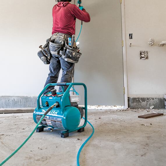 MAKITA AC001GZ aku kompresor s nádobou 7,6l, 9,3 bar 40V XGT, bez baterie
