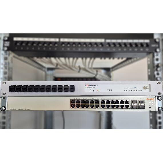 Rackmount pro firewally Fortinet Fortigate 60D, 60E, 60F, 61E, 61F, 70F, 70G, 71E a 71F s osazeným Fortigate 70G v porovnání se switchem HPE Aruba Instant On 1930.