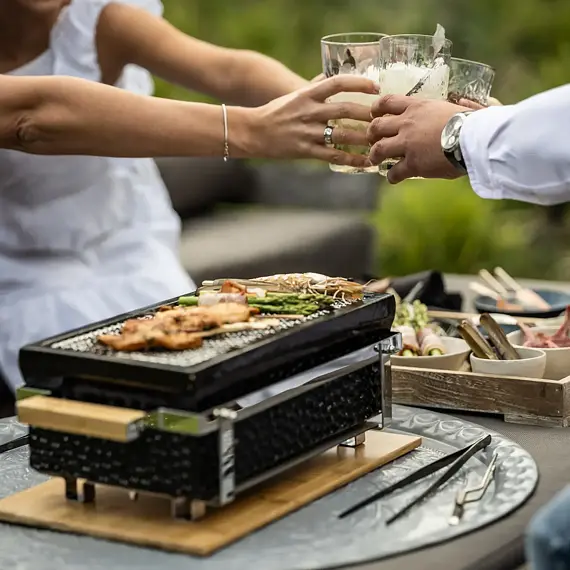 PROTECO Hibachi gril hranatý keramický na dřevěné uhlí, rošt 34,5*17cm, dřevěný podstavec