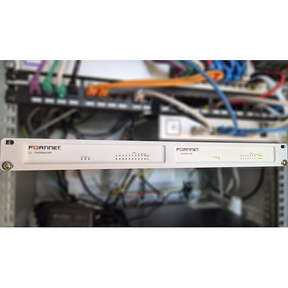 Rackmount pro dva prvky umístěné kompaktně vedle sebe v 1U.