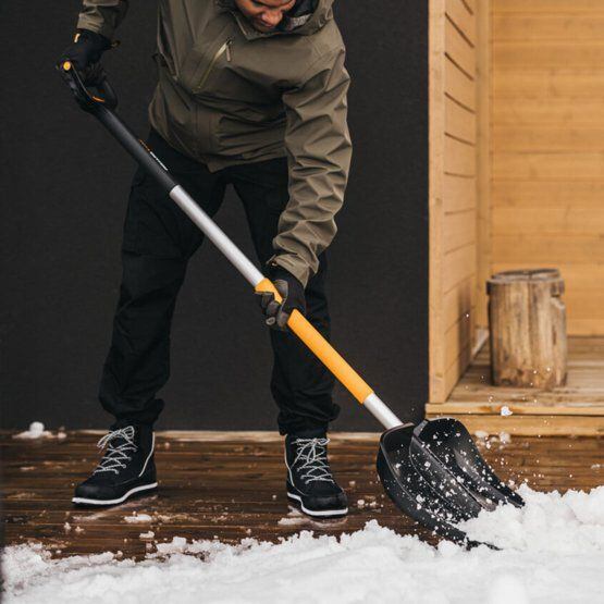FISKARS 1057189 hrablo na sníh X-serie, 53sm, teleskopická rukojeť 143-163cm, 1,79kg