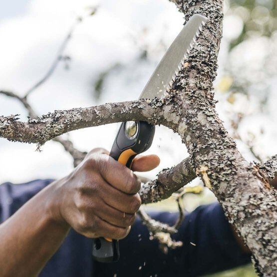 FISKARS pilka skládací Plus SW68, 27cm, 3 polohy řezu, rychlé a čisté řezy, 1067552