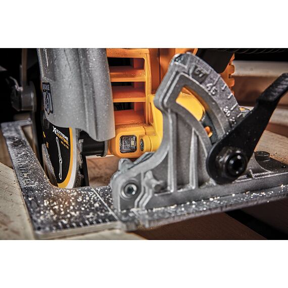 DeWalt DCS573NT aku okružná bezuhlíková píla 18V XR, FlexVolt Advantage, 190mm, kufrík TSTAK