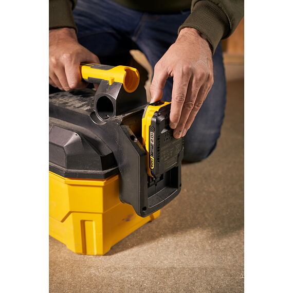 STANLEY SFMCV002B aku vysávač V20, obsah 7,5l, mokré aj suché vysávanie, bez batérie