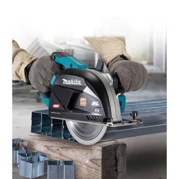MAKITA CS002GZ aku okružní pila na kov 40V XGT, (1300W), prořez 67mm, bez baterie