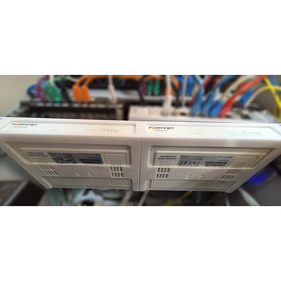 Rackmount pro dva prvky umístěné kompaktně vedle sebe v 1U.