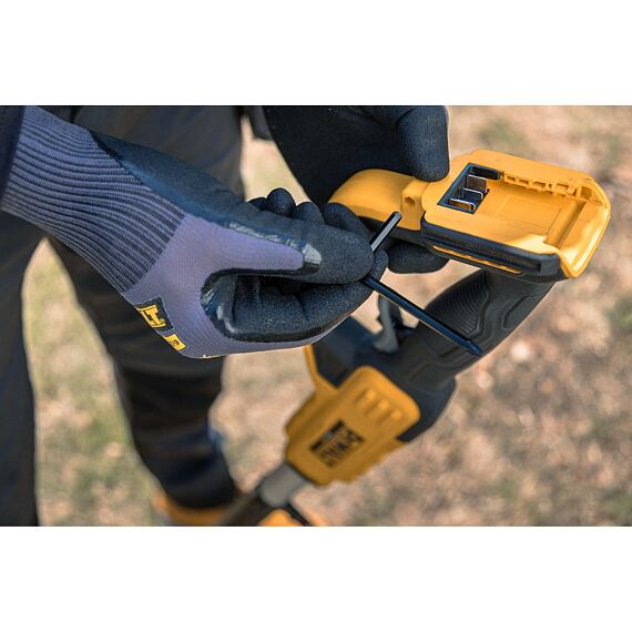 DeWALT DCMPP569N aku zahradní nůžky na tyči 18V XR, délka tyče až 3m, střih 38mm, bez baterie