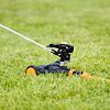 FISKARS 1023656 zavlažovač impulsní s kolečky, kovový, do průměru 26m