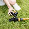FISKARS 1023656 zavlažovač impulsní s kolečky, kovový, do průměru 26m
