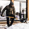 FISKARS 1057186 hrablo na sníh X-serie, 53cm, ergo prohnutá násada, 1,57kg