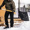 FISKARS 1057186 hrablo na sníh X-serie, 53cm, ergo prohnutá násada, 1,57kg