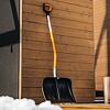 FISKARS 1057186 hrablo na sníh X-serie, 53cm, ergo prohnutá násada, 1,57kg